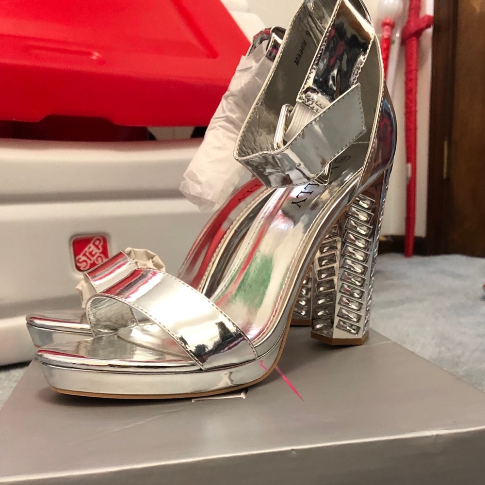 Brand New, Never worn size 9 silver heel! - Picture 3 of 8